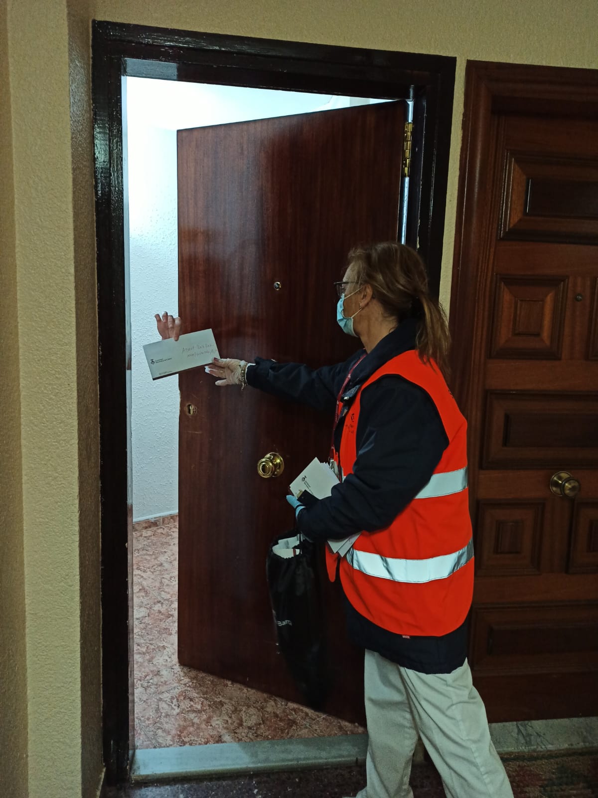 L’Ajuntament reparteix porta a porta les targetes moneder a usuaris de beques menjador